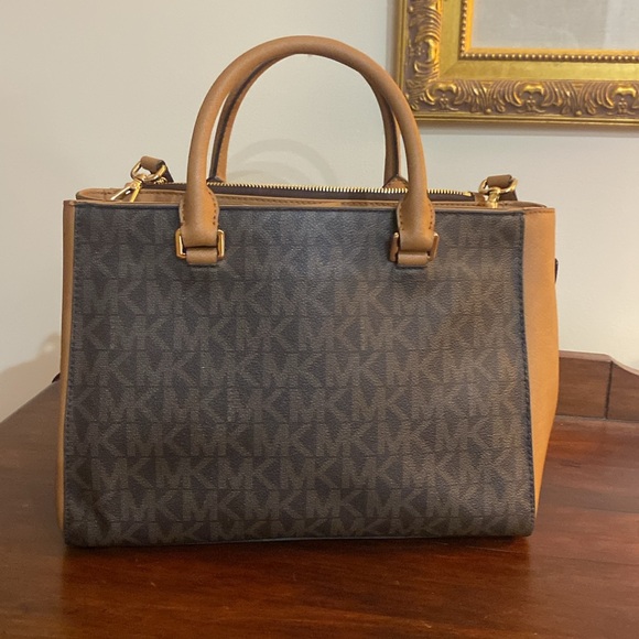 Michael Kors Sheila handbag medium. Excellent condition gently used twice. - Picture 2 of 10